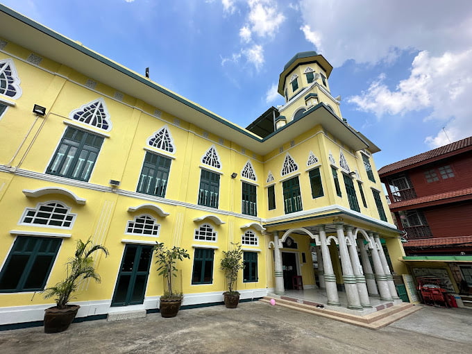 Chakraphong Mosque